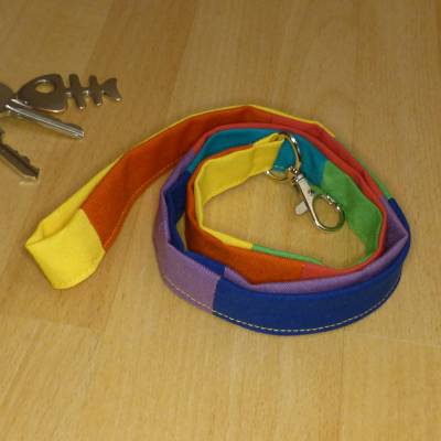 Upcycling: langes Schlüsselband "Regenbogen", aus Stoffresten genäht, Biobaumwolle, Handarbeit