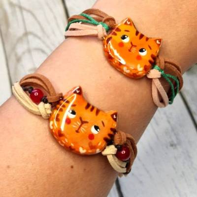 Süßes Katzen Armband in Orange | Handgemachter Schmuck aus lufttrocknendem Ton & UV-Harz | Geschenk für Katzenliebhaber