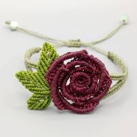 zauberhaftes Makramee Armband mit einer Rose in bordeaux und 3-fach Blatt