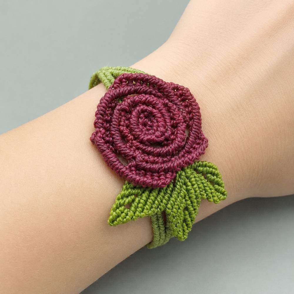 zauberhaftes Makramee Armband mit einer Rose in bordeaux und 3-fach Blatt Bild 2