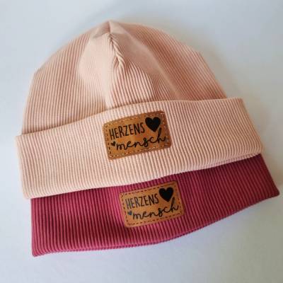 Ripp-Beanie mit Statement-Label, Kopfumfang 48, in Rosatönen - von he-ART by helen hesse