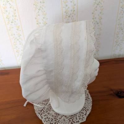 Weiße Leinenhaube nach historischem Vorbild Leinen mit antiker Spitze komplett handgenäht