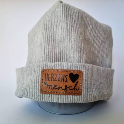 Ripp-Beanie mit Statement-Label, Kopfumfang 48, in Hellgrau - von he-ART by helen hesse
