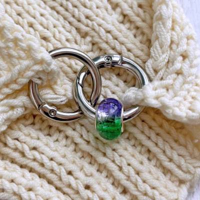 Tuchklammer "Crackle" Schmuck für Stricktücher zwei Metallringe mit einer bunten Crackle Perle