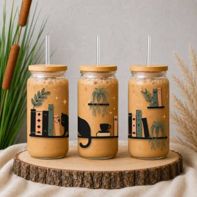 Trinkglas mit Bambusdeckel & Glasstrohhalm | 500 ml | UV-DTF Druck | Geschenkidee | Katzen lesen catmom Bücher