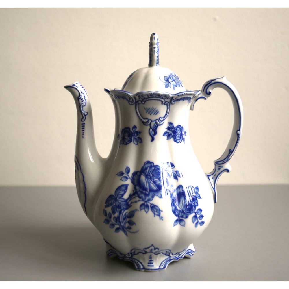 alte Kaffeekanne handbemaltes Porzellan mit blauen Rosen