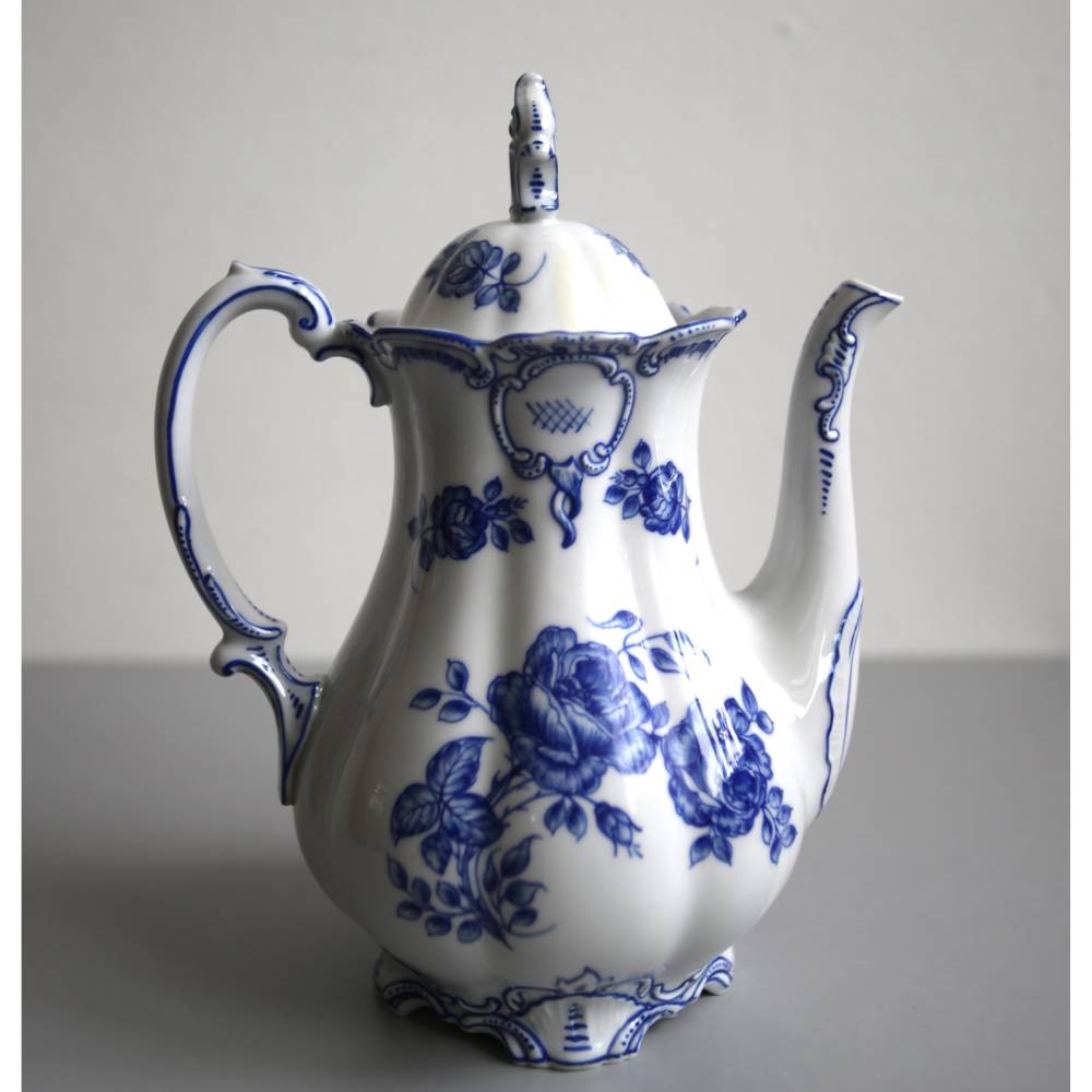 alte Kaffeekanne handbemaltes Porzellan mit blauen Rosen