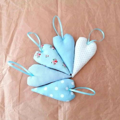 Stoffherzen in blau und weiß zum Aufhängen - 5er Set - Fensterdeko Sommer - Kinderzimmerdeko blau