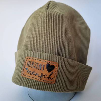 SONDERPREIS! Ripp-Beanie mit Statement-Label, Kopfumfang 48, in Olive-Grün - von he-ART by helen hesse