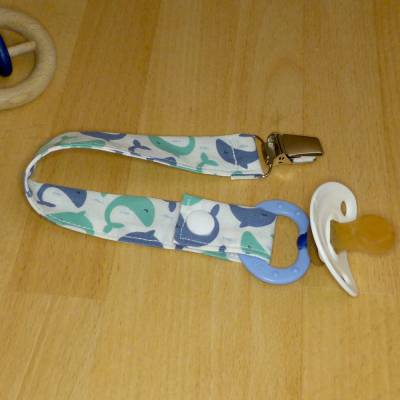 Schnullerband mit niedlichen Delfinen, aus Biobaumwolle, Handarbeit