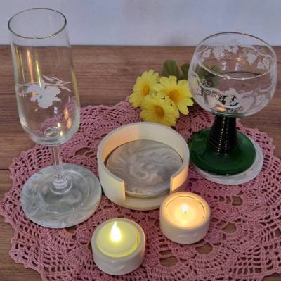 Handgefertigtes Raysin 200  Deko-Set: 3  salbeigrün-marmorierte Untersetzer mit Halter & 2   Teelichthalter