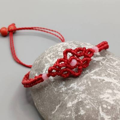 zierliches Makramee Armband in rot mit kleinen Acrylperlen