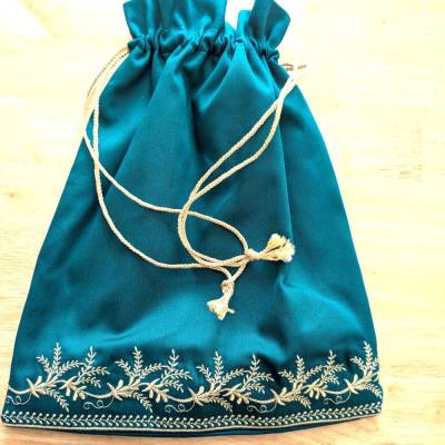 Kleine seegrüne Tasche aus edlem Baumwollsatin mit Goldstickerei