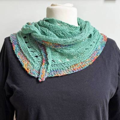 Dreiecktuch Dunkel Mint handgestrickt in Lochmustermix mit Seide und Schurwolle Maße ca 35 x 175 cm