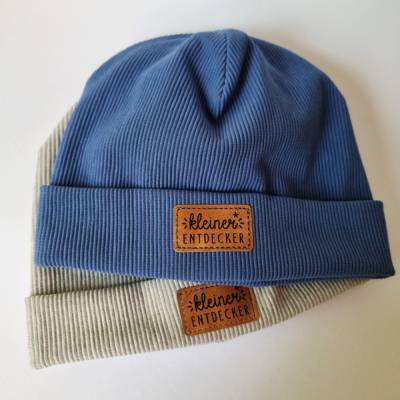 Ripp-Beanie mit Statement-Label, Kopfumfang 50, in Blau- und Grautöne - von he-ART by helen hesse