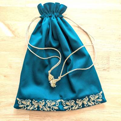 Kleine seegrüne Tasche aus edlem Baumwollsatin mit Goldstickerei
