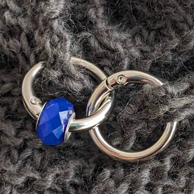Tuchklammer "Opak" für Stricktücher gold- oder silberfarbige Ringe mit einer milchigen Dekoperle