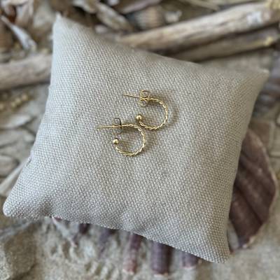 „Simple“ twisted - Zarte goldfarbene offene Creolen aus Edelstahl