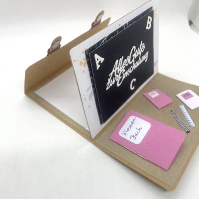 Handgemachte 3D Klappkarte zur Einschulung – Originelle Schultafel Karte Geschenkverpackung