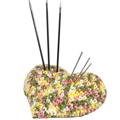 Nadelkissen Herz Amigurumi gehäkelt – Handarbeit Deko Geschenk 15x14cm