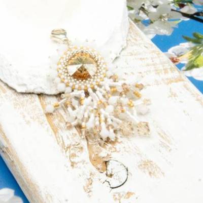 lässiger beadwork, kettenanhänger, weiß goldfarben geschenkidee weihnachten hochzeit verlobung festivität, brautschmuck