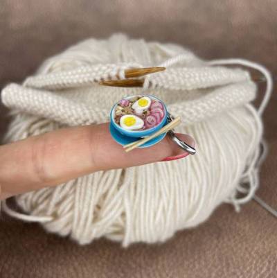 Maschenmarkierer „Ramen“ – handgemachter Strickmarker aus Polymer Clay