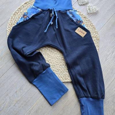 Handgemachte Organic Pumphose 104/110 Unisex – Mitwachshose Blau mit Roboter-Tasche, nachhaltig & bequem Jogger