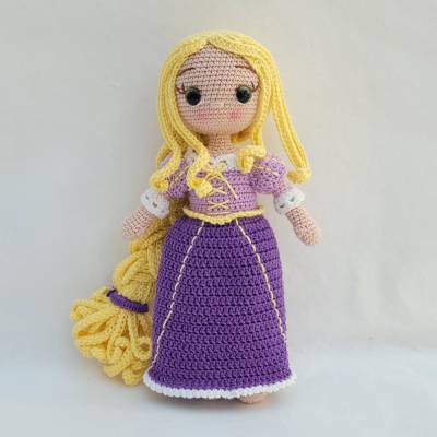 Handgefertigte Amigurumi Prinzessin Puppe 27-28 cm Blonde Märchenpuppe mit langem Zopf Geschenk für Mädchen Deko Zimmer