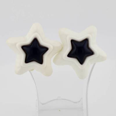 Riesige Ohrclips in Sternform komplett aus Kunststoff in Weiß und dunkelblau Hergestellt in Deutschland