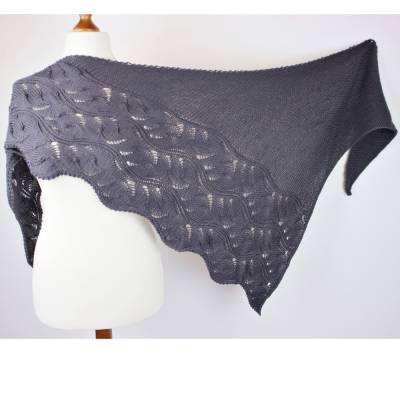Strickanleitung Dreieckstuch Harmony mit Lacemuster, asymmetrisches Dreieckstuch Tuch stricken