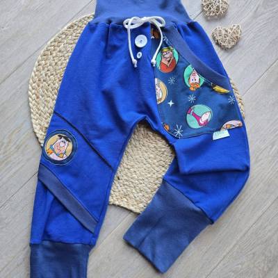 Handgemachte Organic Pumphose 104/110 Unisex – Mitwachshose Blau mit Flinstones-Tasche, nachhaltig & bequem Jogger