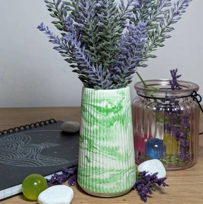 Handgemachte kleine Vase aus Raysin 200 mit Marmorierung – Unikat im skandinavischen Stil, ca. 10 cm
