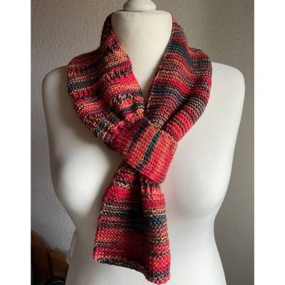 Handgestrickter Wollschal rot-orange-anthrazit mit Schlaufe – Strickschal für Damen & Mädchen, Geschenkidee