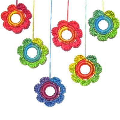 Fensterdeko 6er Set Regenbogenblumen – Handarbeit zum Aufhängen, gehäkelte Deko aus Farbverlaufswolle