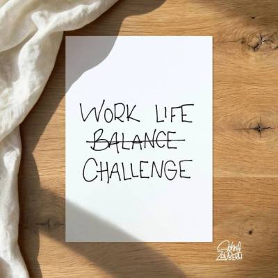 Postkarte „Work Life Balance – Challenge“ – ehrlicher Humor für den Alltagswahnsinn
