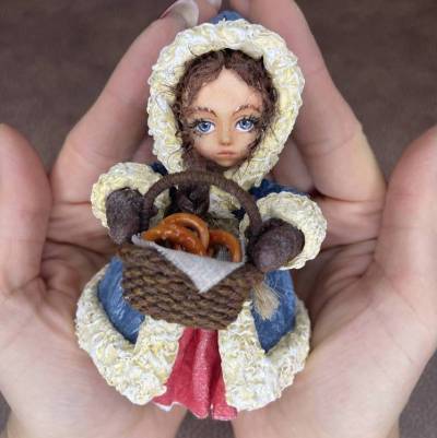 Wattefigur Mädchen mit Brezeln – handgemachter Christbaumschmuck, Weihnachtsanhänger