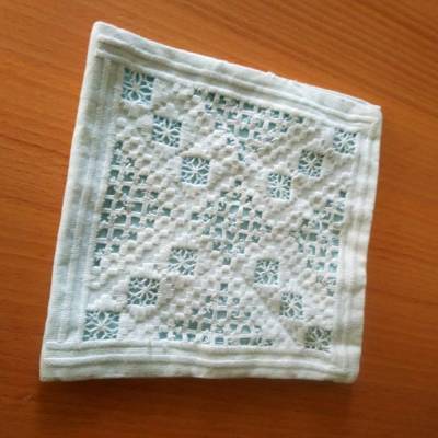 Vintage Taschentuch Behälter Leinen wollweiß mit Durchbruchstickerei vermutlich 1970er Jahre oder früher