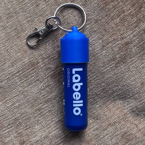 Lippenpflegestift Labello Charm Anhänger in Blau, Accessoire, Geschenkidee