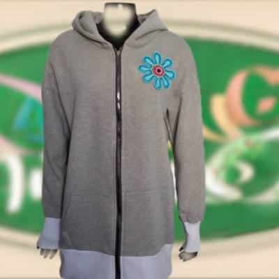 SweatJacke mit Kaputze und Häkelapplikation