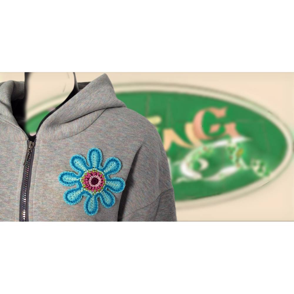 SweatJacke mit Kaputze und Häkelapplikation Bild 4