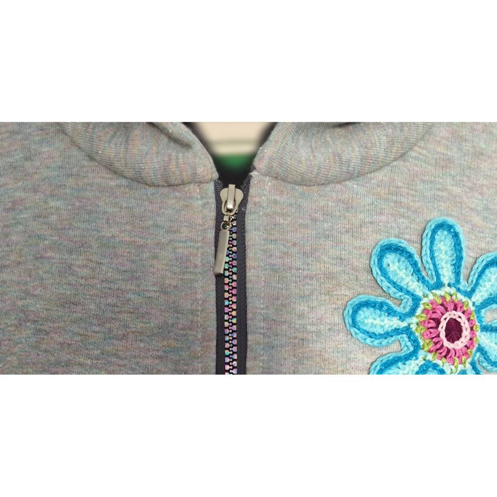 SweatJacke mit Kaputze und Häkelapplikation Bild 5