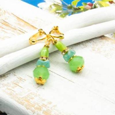 Lässige Ohrclips in grün, böhmische Glasperlen Ohrringe, handgemachter Unikatschmuck, Weihnachtsgeschenk Frau, Verlobung