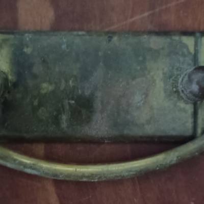 Original alter Schubladenbeschlag mit Fallgriff - Messingblech - um 1920 -