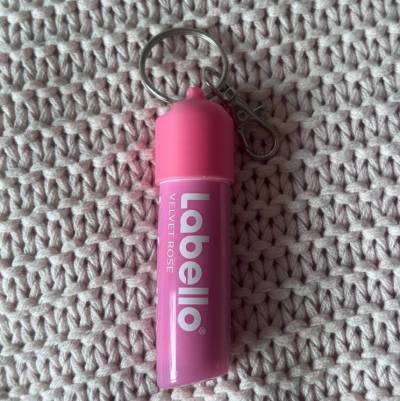 Anhänger Rosa Lippenpflegestift Labello Charm Anhänger in, Accessoire