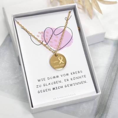 Krebs Kämpfer Halskette personalisiert - Krebsschleife Mutmacher Erkrankung - Gravierter Edelstahlschmuck mit Schmuckkar