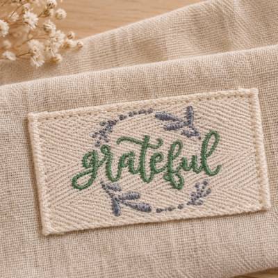 Besticktes webband/label „grateful“ – liebevolles Detail für Kleidung, Taschen & DIY Projekten - 50mm breit