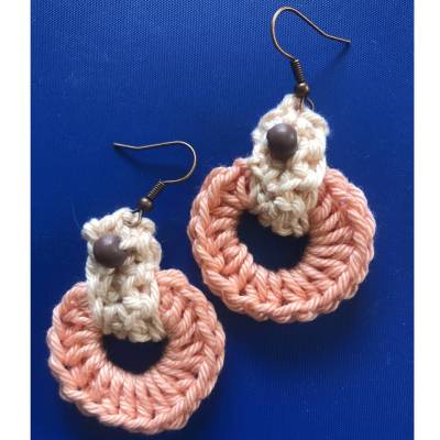 Gehäkelte Ohrringe mit Figur – Apricot & Creme – handgemachter Ohrschmuck aus Baumwolle