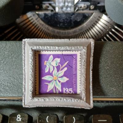 Magnetisches Briefmarken‑Minibild | Narcissus Stellaris | Silber | Künstlergips‑Unikat