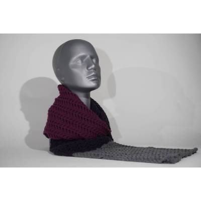 Handgestrickter Schal mit Lochmuster