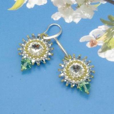 Lässige funkelnde grüne hippie Beadwork Ohrringe, handgemachte Ohrhänger Unikate aus Glasperlen, Geschenkidee für Frauen